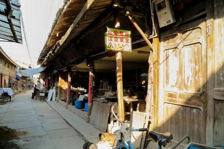 温峤老街 ,曾为温台二州交通要道,客人云集,明清时期近一步繁荣.