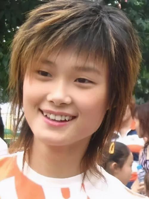 资料显示,李宇春在12岁的时候就开始离开家里,成为了全日制住校学生