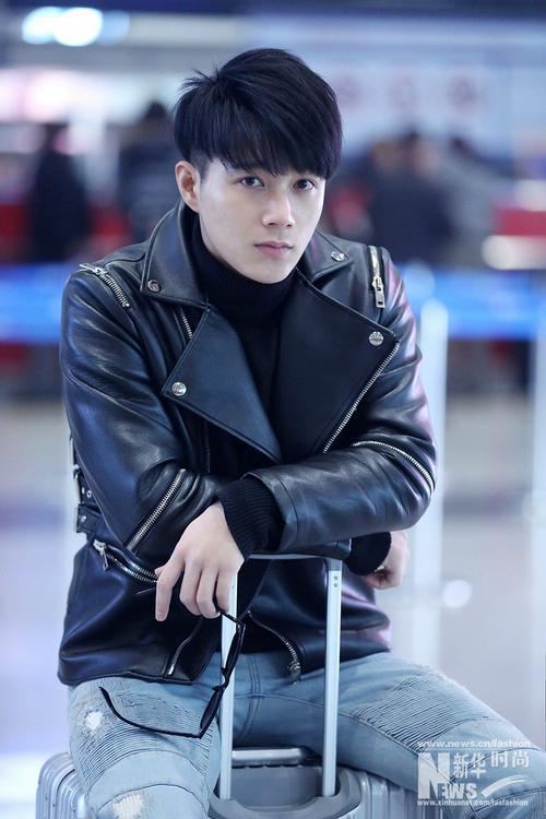 杨廷东出发巴黎时装周 皮衣look大展潮男范儿