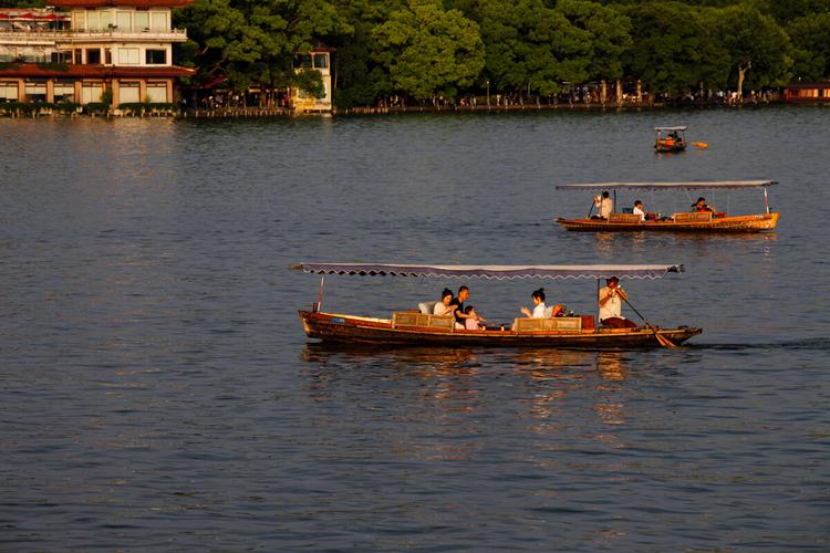 夕阳下的手划船