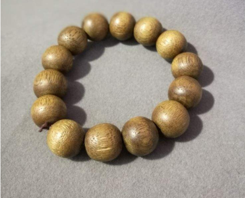 收藏级别的沉香原料价格为每千克100万元,品质最高的顶级奇楠沉香原料