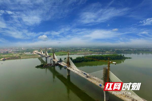 常德沅水大桥预计于今年10月1日建成,届时江南和江北两岸的通行将更加