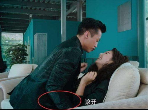 邓超坐在张雨绮腿上调戏她时,谁注意了邓超的手?是这种人?