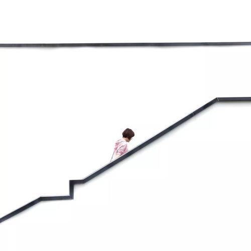 通过点线面拍摄或者减少画面元素,让1:1的构图比例中,只保留若干的