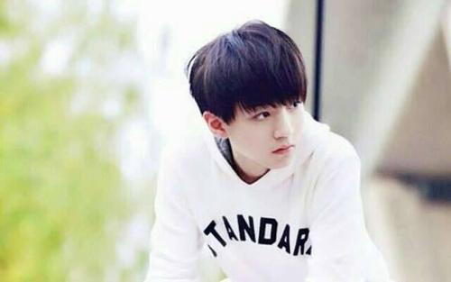 看见不该看的东西,又没有住处,寄住在王俊凯家. "哥哥,这四什么啊?