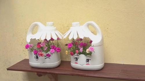 废物利用diy,带你学习如何用塑料桶制作花盆!