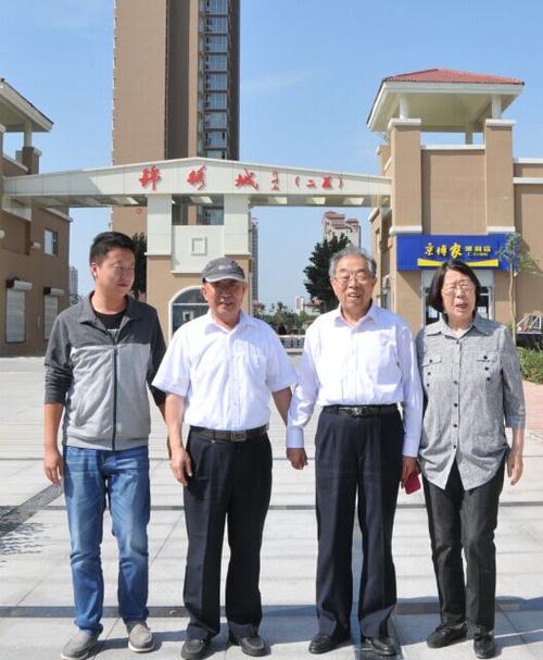 9月30日上午,姜玉华董事长陪同原省人大副主任王道玉视察锦绣城二区