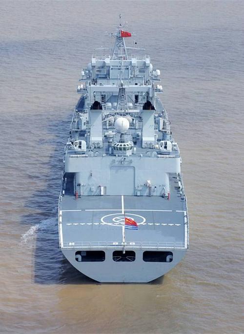 这是我海军903型886"千岛湖"综合补给舰.