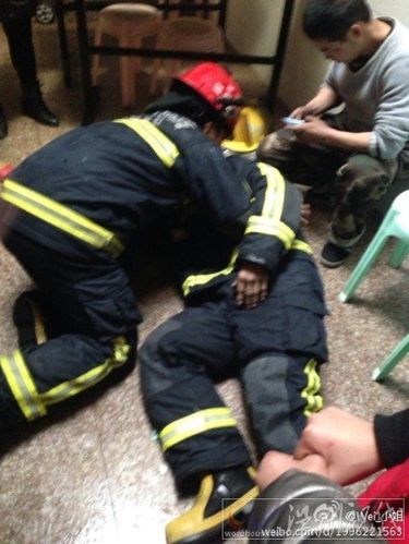 该名受伤的消防战士名叫何盛阳,95年,服役两年,是苍南消防中队战斗员