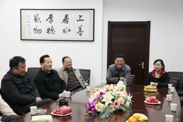 新闻网首页 综合要闻 正文 西安交大图书馆馆长张西亚参观我校图书馆