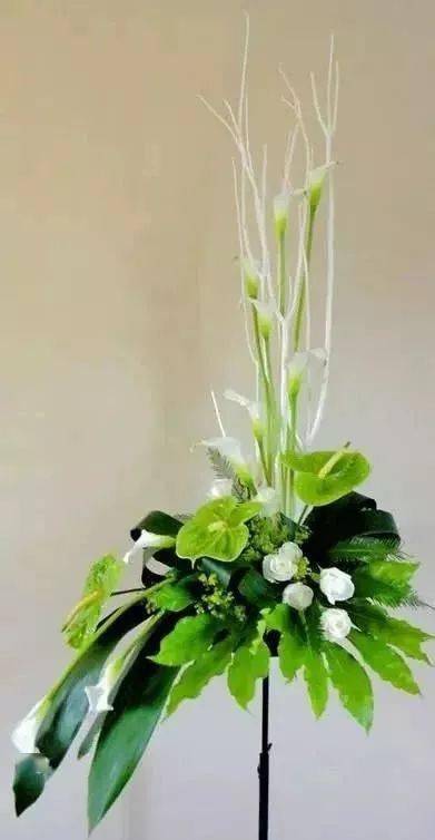 扇形 按基本的三角形插花造型作变化,在中心呈放射形,并构成扇面形状