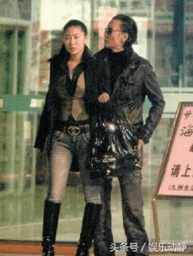 81岁谢贤与30岁coco近照,肤色暗淡,开始对谢贤厌倦