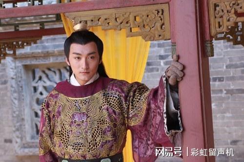 最终以父亲的匆匆继位又匆匆驾崩结束,就这样还没成年的小孩子朱由校