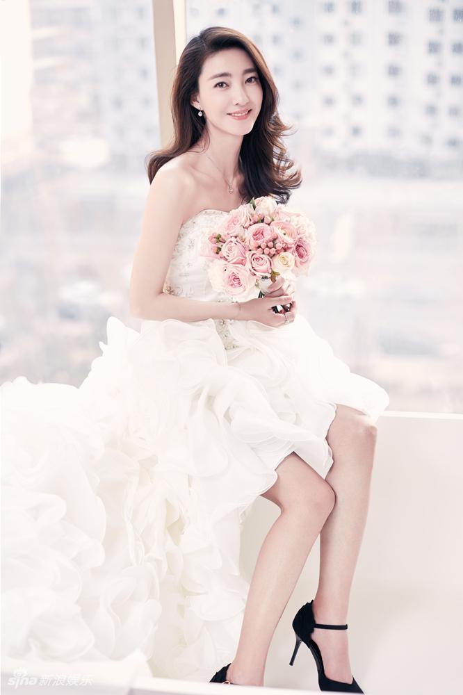 一颦一笑皆风情!王丽坤婚纱大片尽显温婉大气