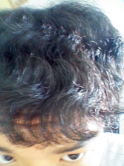 男生自然卷头发去做个软化好还是离子烫好?