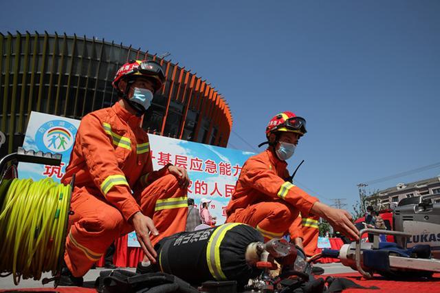 应聘人员登录上海市消防救援总队招聘管理平台,注册后报名.