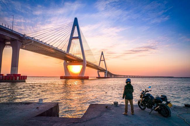 通明海特大桥亮名