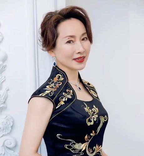 那些风韵犹存的阿姨们,你更喜欢哪张呢?    2020-06-08 18:00