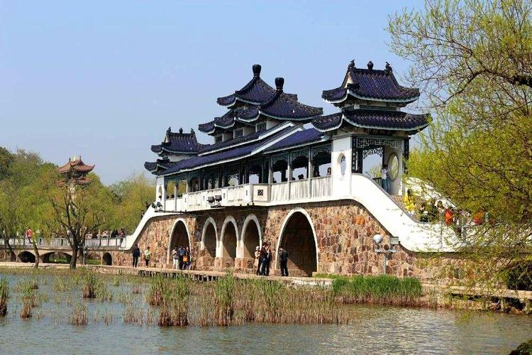 写美篇   鼋头渚是横卧无锡太湖西北岸的一个半岛,因巨石突入湖中