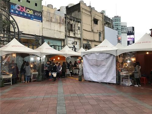 刚好赶上了16工房手工品集市,最近几年在台湾,香港,首尔,台北都非常火