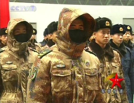 解放军开始换发07式干部冬常服及士兵作训大衣