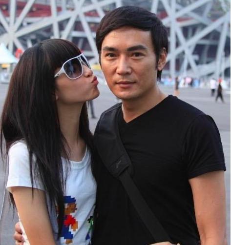 52岁焦恩俊晒近照,与女儿穿同款t,曾弃上亿身家为换女儿抚养权