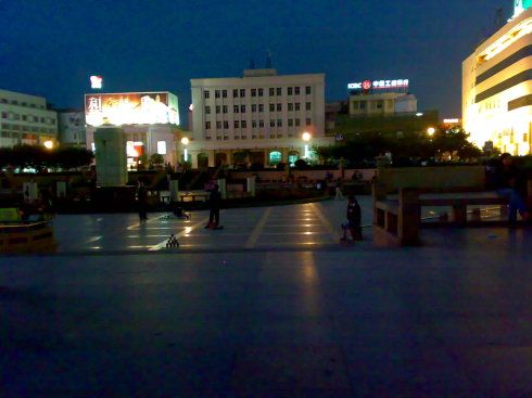 晚上的街心花园