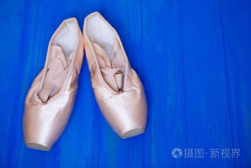 芭蕾舞鞋在明亮的蓝色木质背景