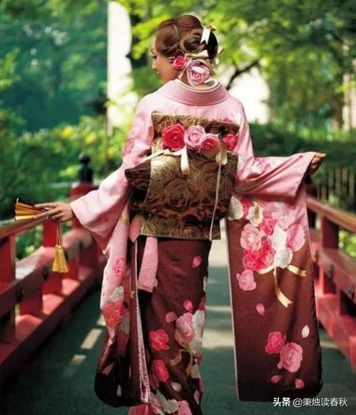 日本女人穿的和服后面背着一个像小枕头一样的包包,这个状若小枕头的