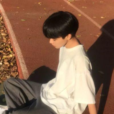 in风真人男生头像小众系列的有你世界才美好