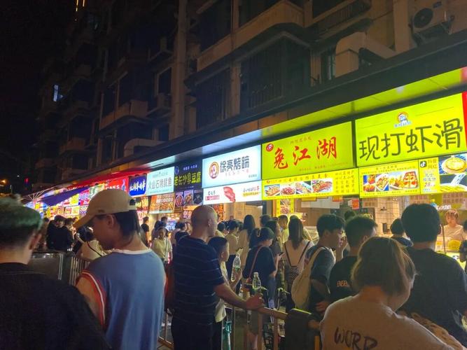 成都建设路美食小吃街.