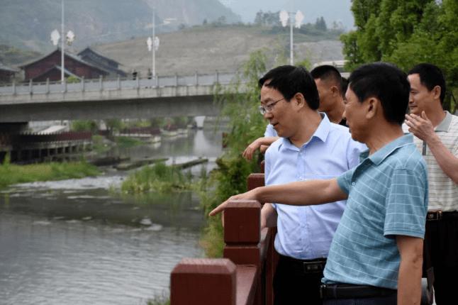 走访调研汪先明率队到道真县玉溪河开展市级河长巡河工作