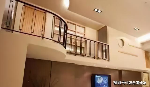 走进邓伦豪宅,空间面积超乎想象,复式双层客厅超吸金