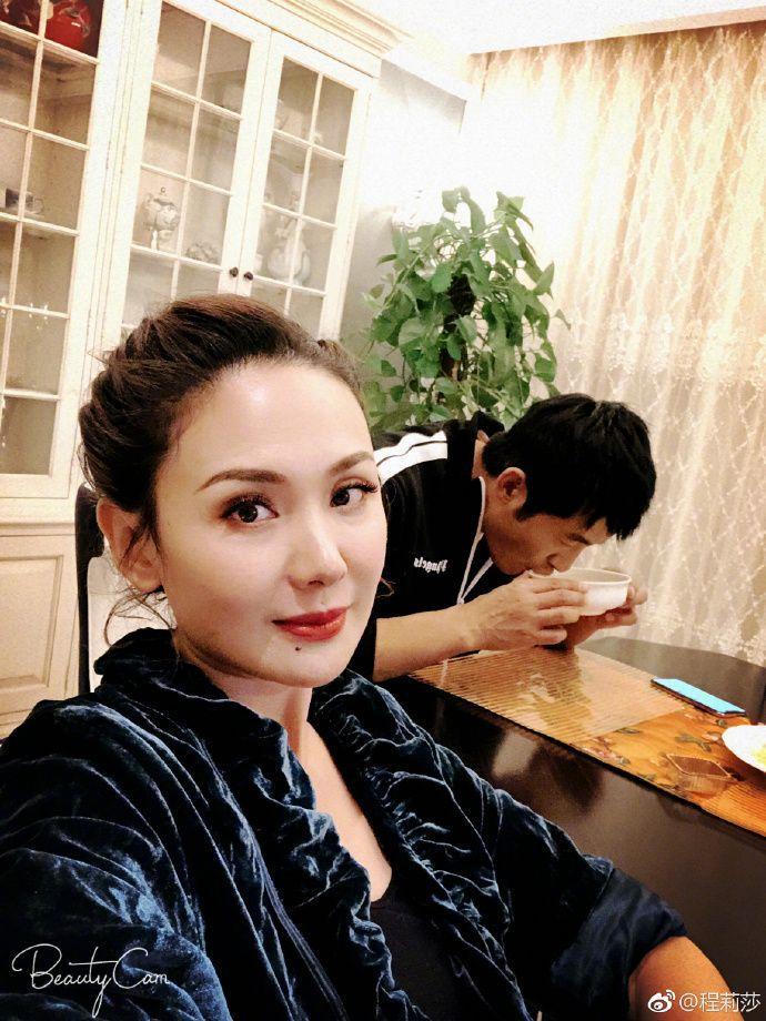 程莉莎晒与郭晓冬合影,网友却把这个动作做成了表情包