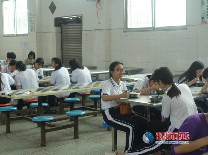 邵东四中为高考学考学子送上爱心午餐