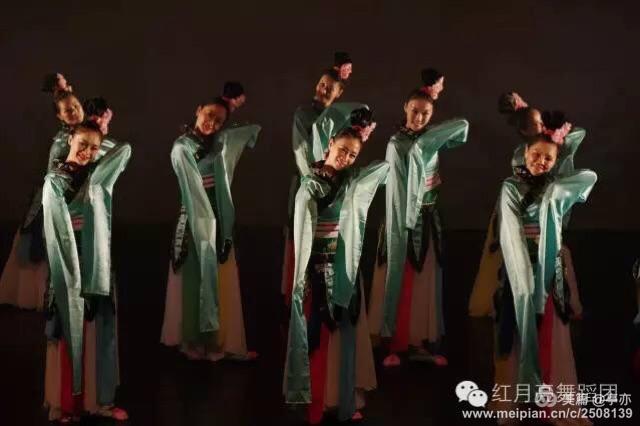 首次呈现以古代乐舞为题材,取自北京舞蹈学院原创经典作品《踏歌》