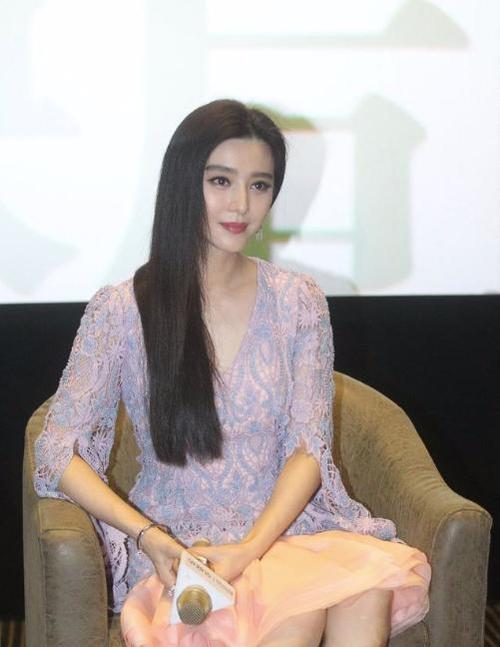 范冰冰穿蕾丝衫配短裙不愧是女神级别人物39岁了依旧像小姑娘