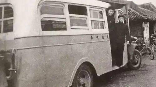 50年代初烧木柴的公交车