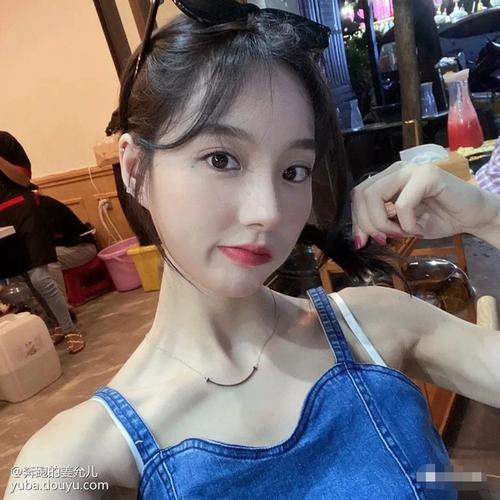 姜允儿自爆19岁青涩照片 "每张都不一样":以前婴儿肥