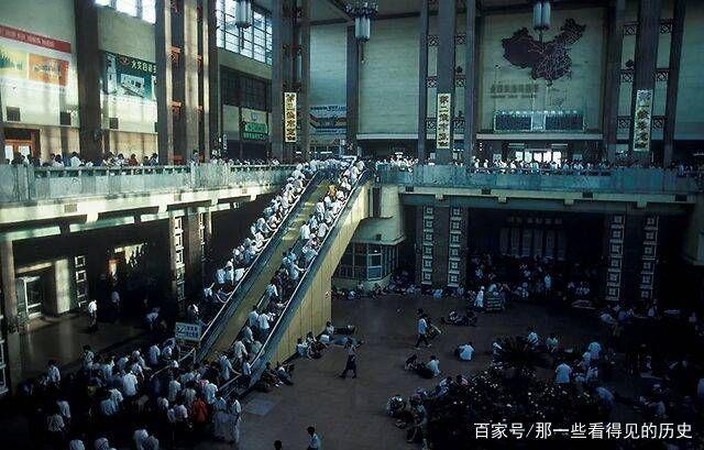 老照片80年代的北京火车站这一切实在是太熟悉了
