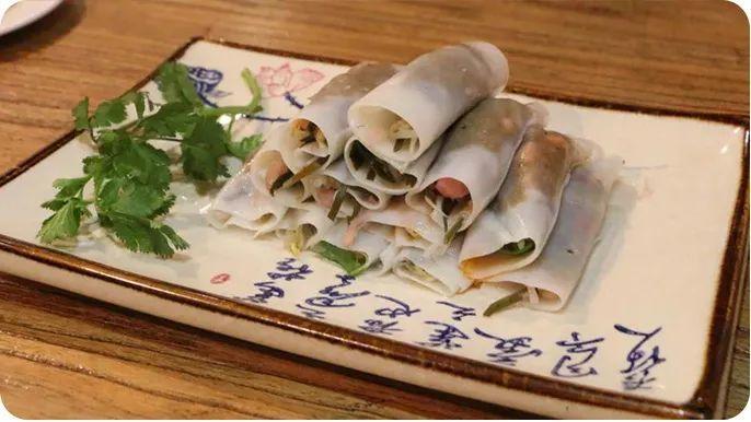 除了剪粉,裹卷这自带辣椒香味的小吃外,安顺的甜丝丝的冲冲糕也很值得