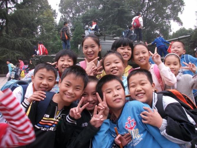 秋游中孩子的笑脸