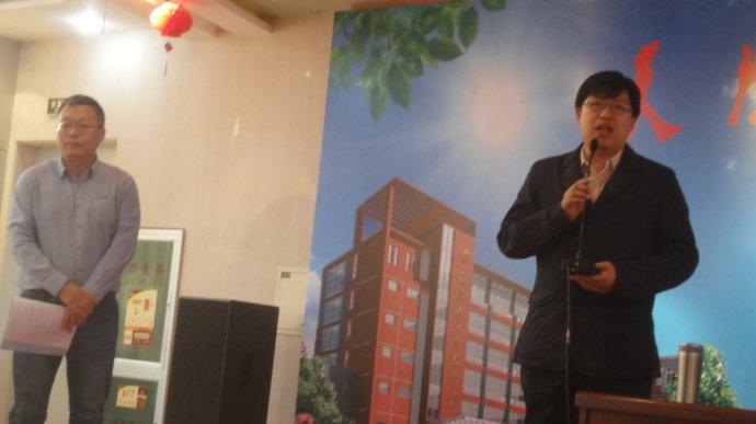 北京新学校研究院乔楚雄主任(左)与天津25中李忠益校长