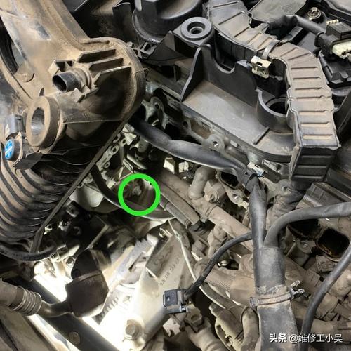 奔驰272发电机皮带怎么绕 350s发电机皮带缠绕图片