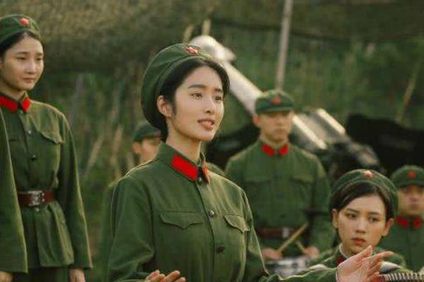 《芳华》3美大对比,女主角默默无闻,而她却飞上枝头变