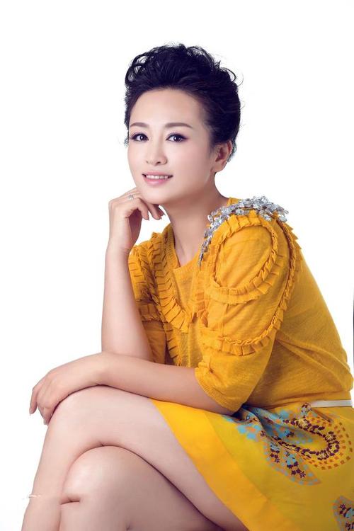 43岁涓子晒美照,印花裙配长发减龄又少女!一袭开衫美得端庄优雅