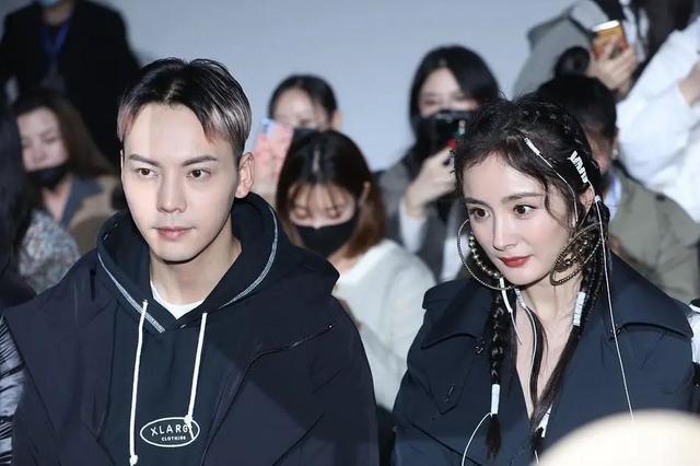 杨幂陈伟霆同框看秀真养眼穿情侣黑太般配杨幂这耳环几斤重