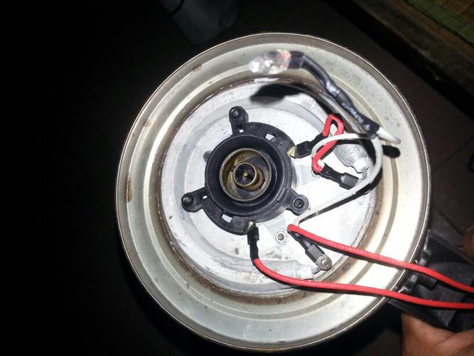 请问这个烧水壶是什么原理?白色那块是什么东西?