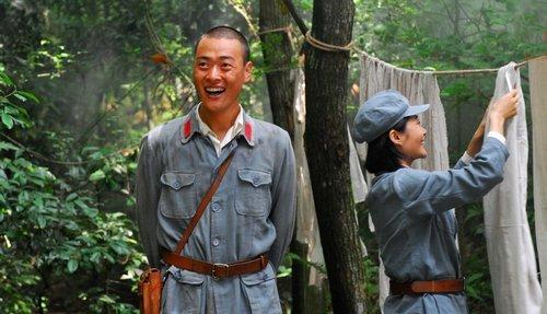 由湖北省黄冈市作家何存中长篇小说《门前一棵槐》改编,以大别山为