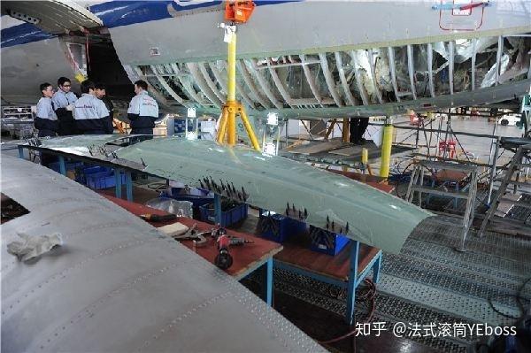 看飞机看着挺大,实际上里面大部分是空的相当于骨架外面就是一层蒙皮